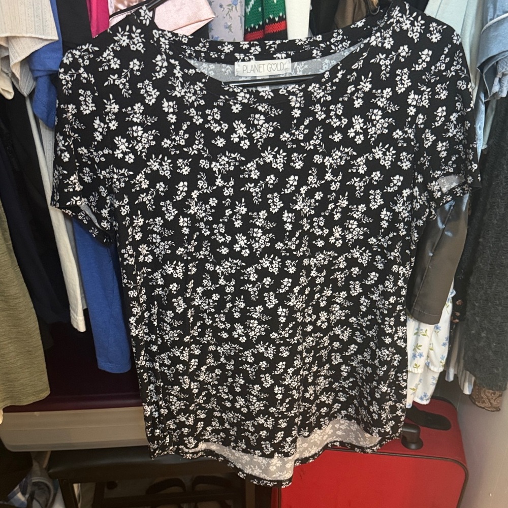 Planet Gold Black and White Floral Short Sleeve Top